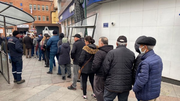 Eskişehir'de su zammı kuyruğu... Vatandaşlar yükleme noktalarına akın etti!